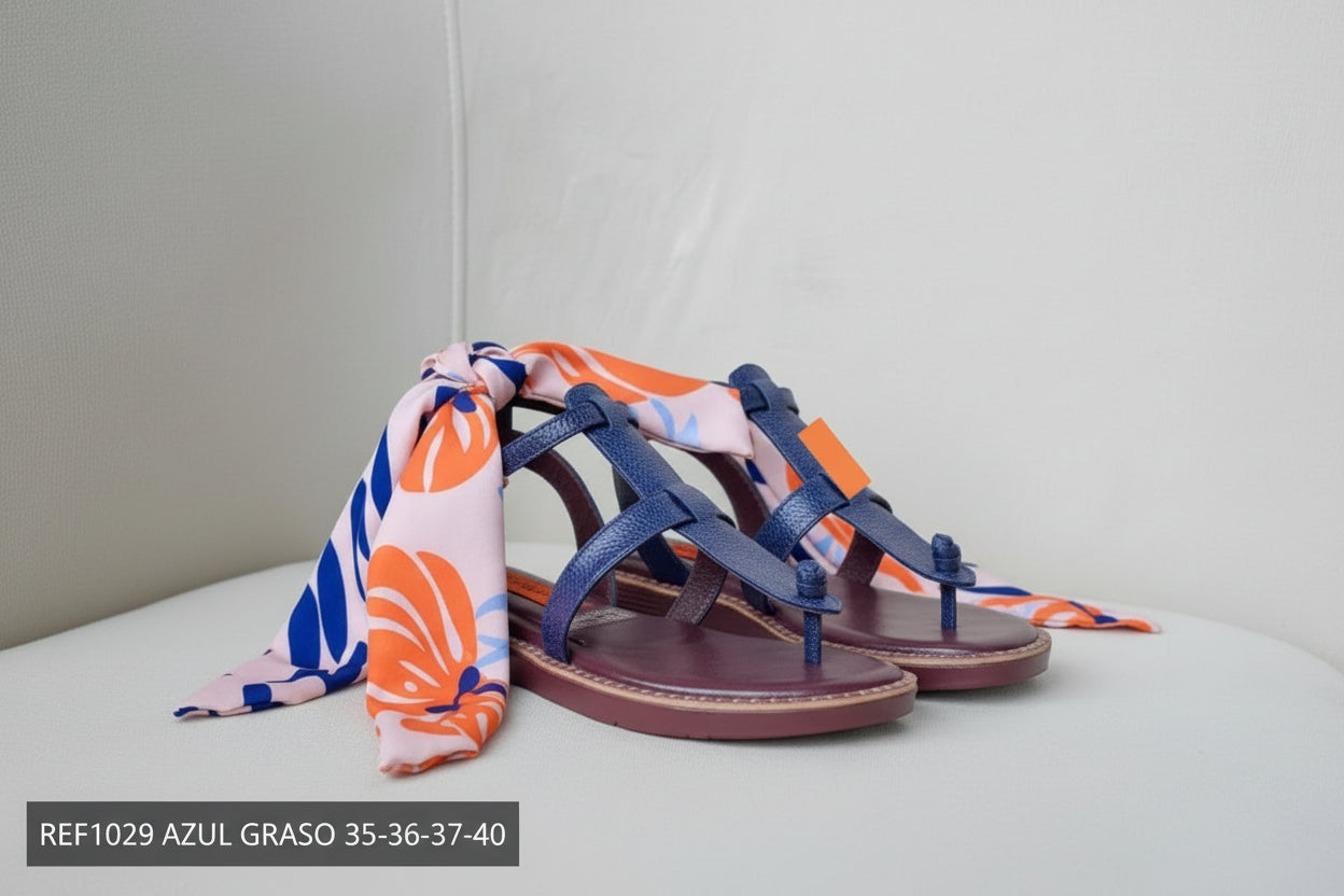 Sandalia Elegante en Cuero con Pañuelo de Seda